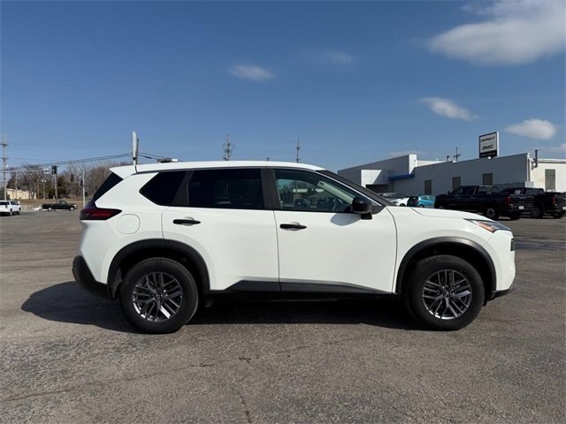 Used 2023 Nissan Rogue S image 2