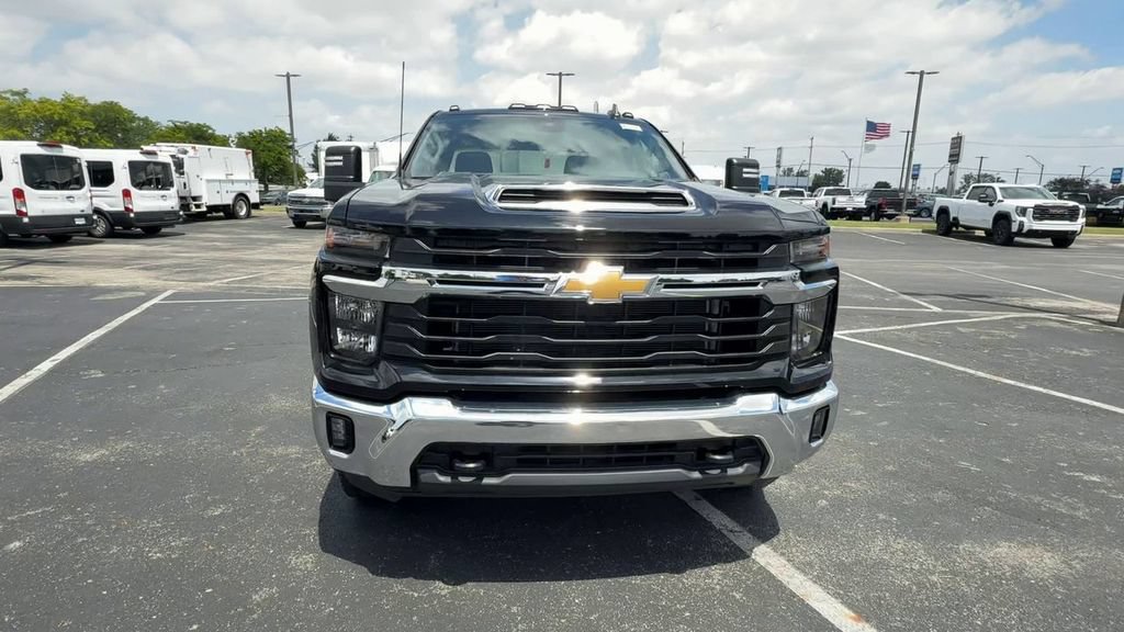 Used 2025 Chevrolet Silverado 2500 LT w/ Convenience Package AWD/4WD image 3