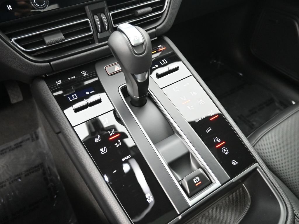 Certified 2025 Porsche Macan Turbo AWD/4WD image 24