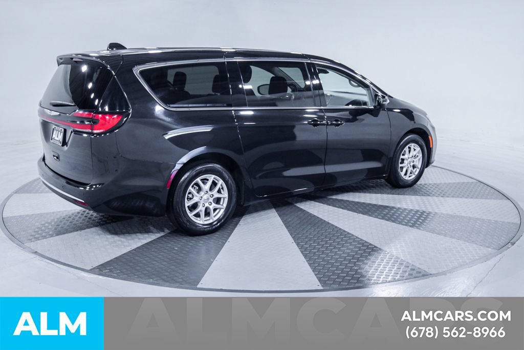 Used 2023 Chrysler Pacifica Touring-L FWD image 10