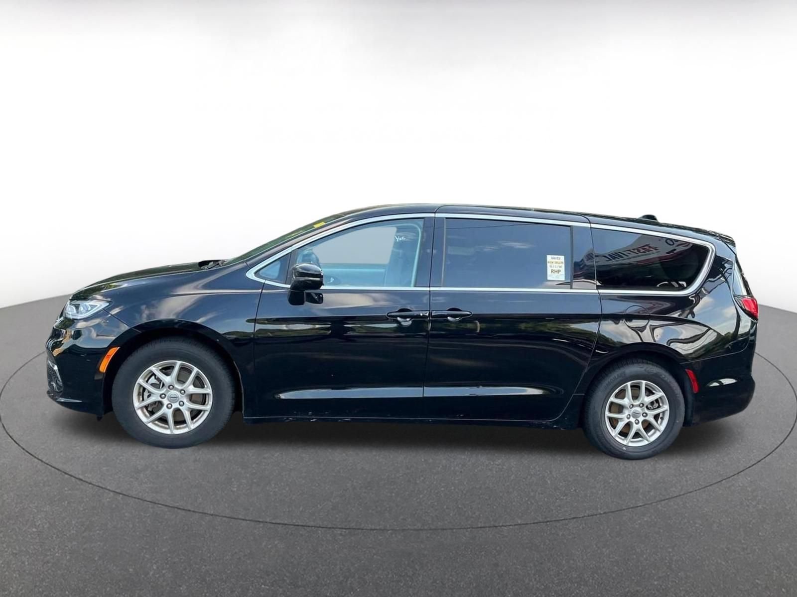 Used 2024 Chrysler Pacifica Touring-L FWD image 8