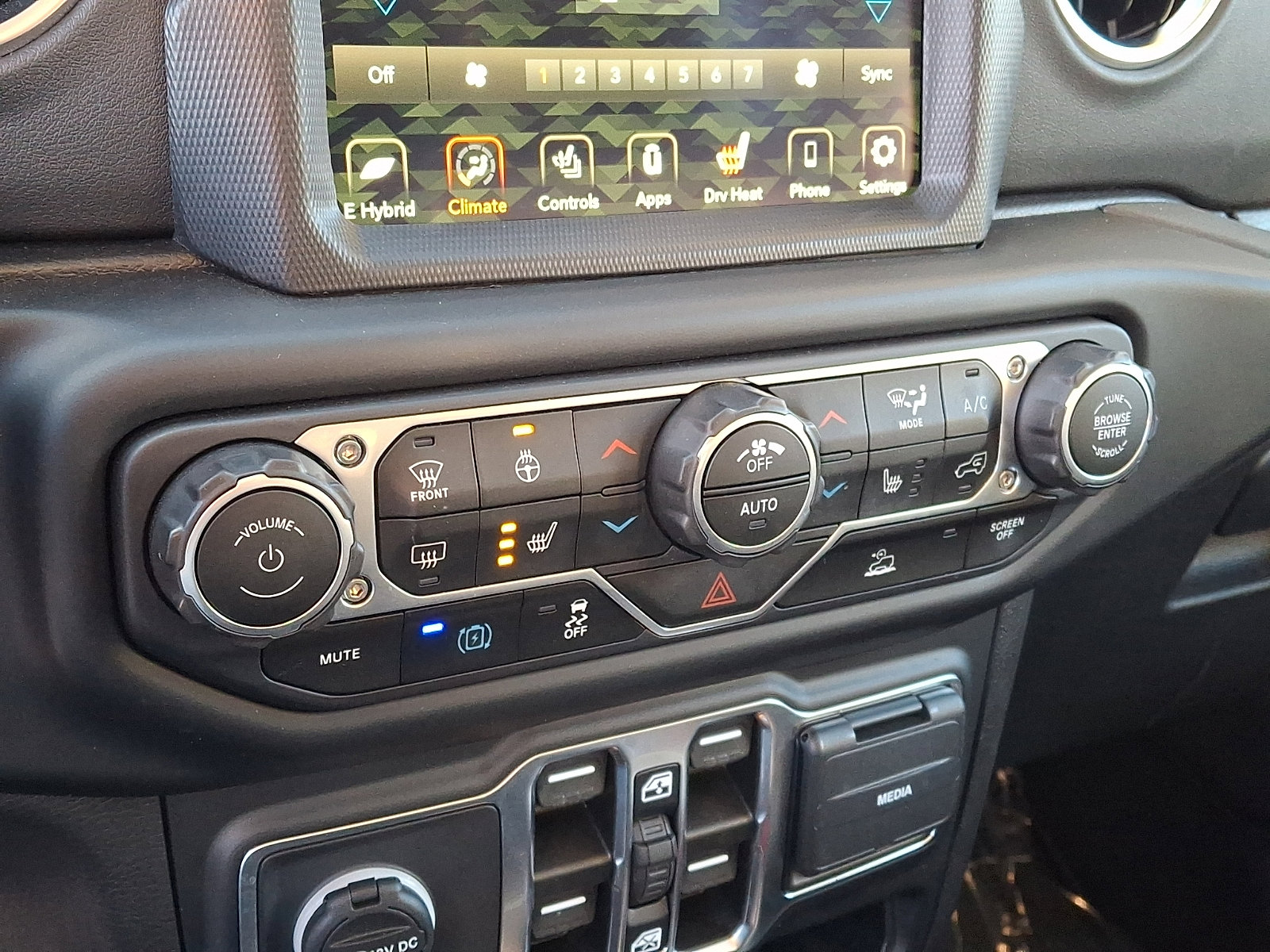 Used 2022 Jeep Wrangler Unlimited Sahara w/ Cold Weather Group image 20