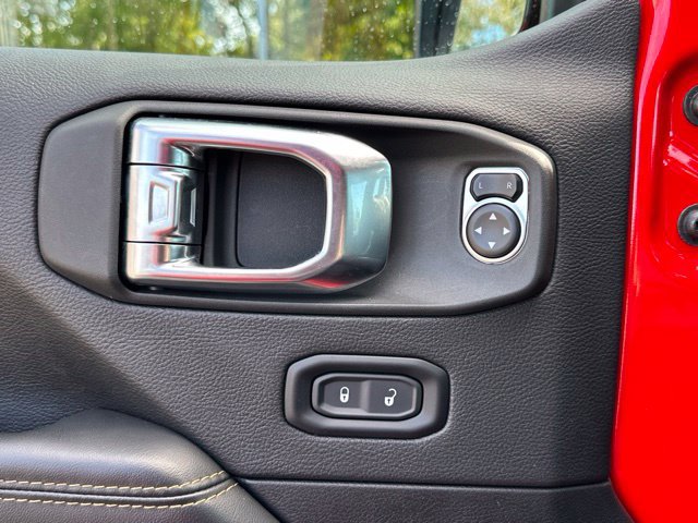 Used 2025 Jeep Wrangler Unlimited Sahara w/ Safety Group AWD/4WD image 12