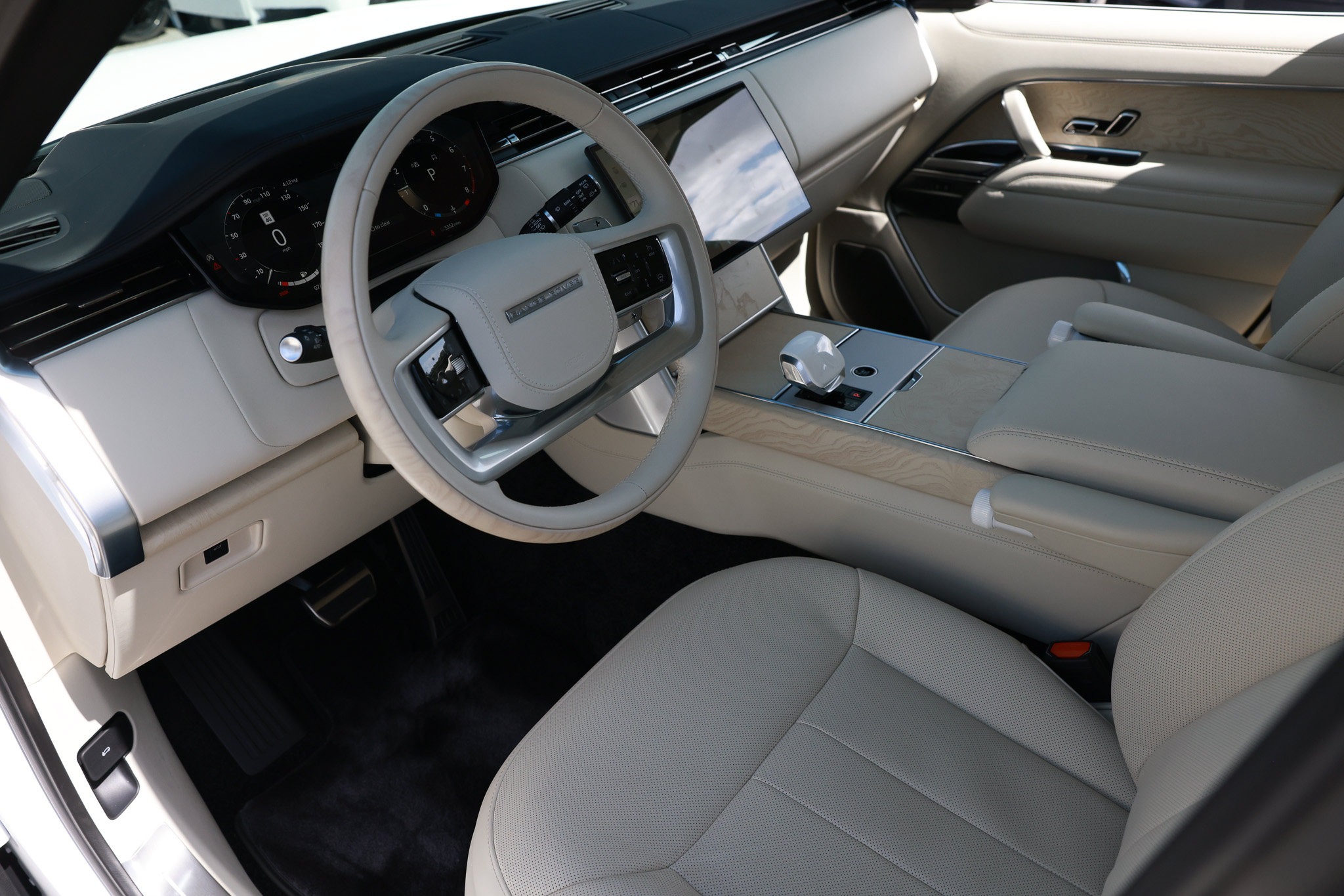 Used 2025 Land Rover Range Rover SV AWD/4WD image 3