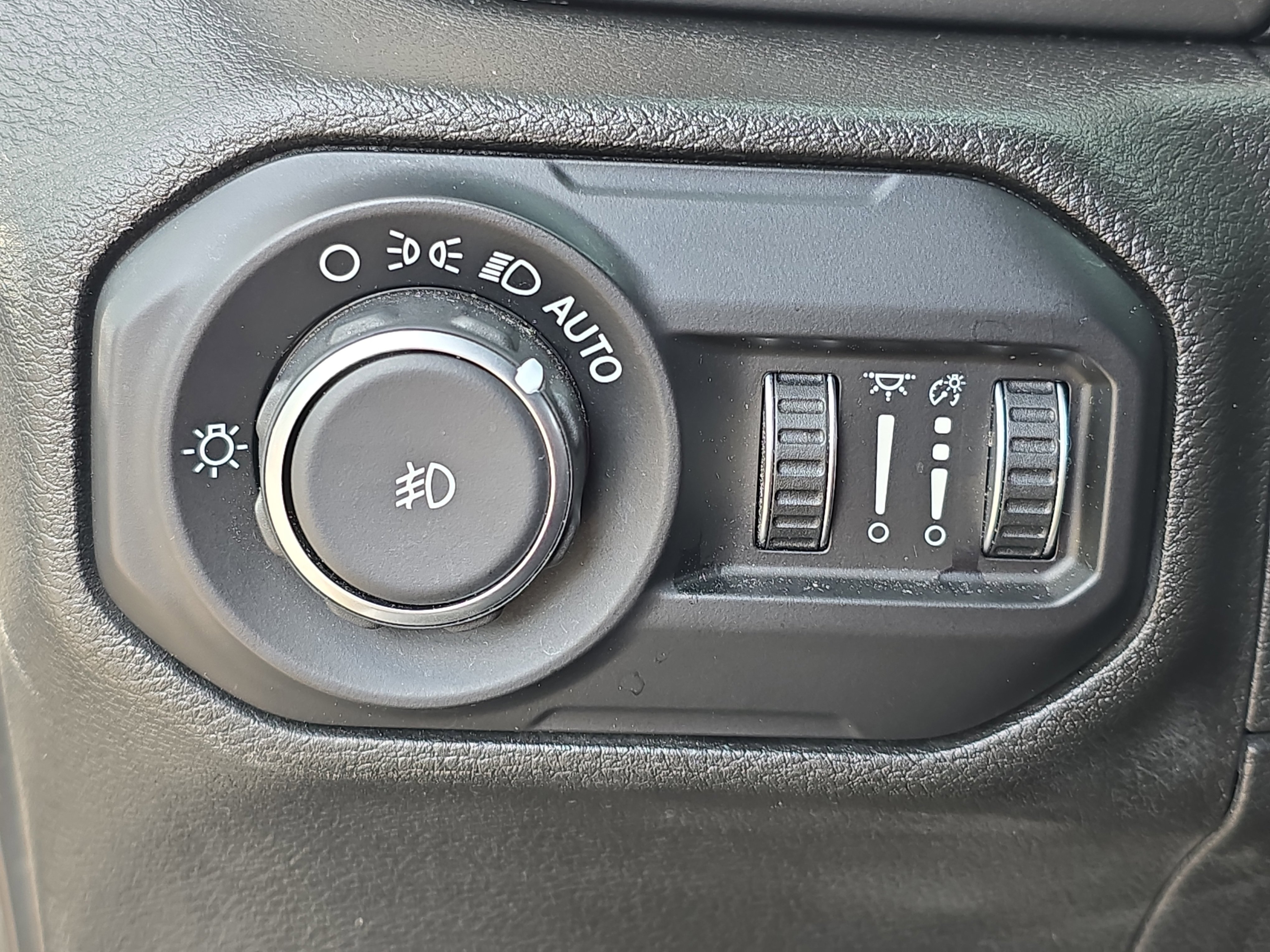 Used 2018 Jeep Wrangler Unlimited Sahara image 25