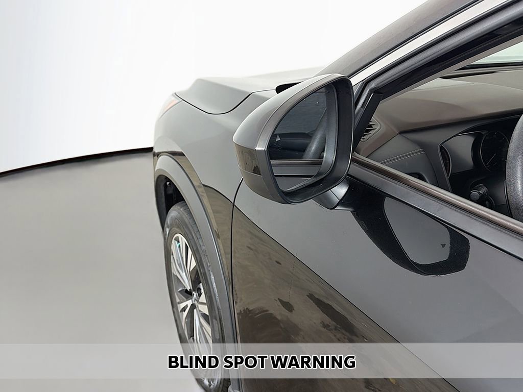 Used 2023 Nissan Rogue SV image 3