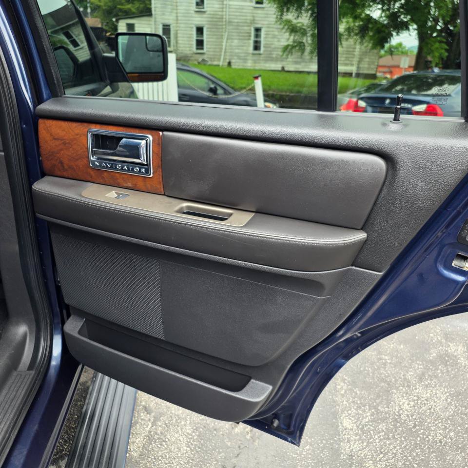 Used 2014 Lincoln Navigator 4WD image 32