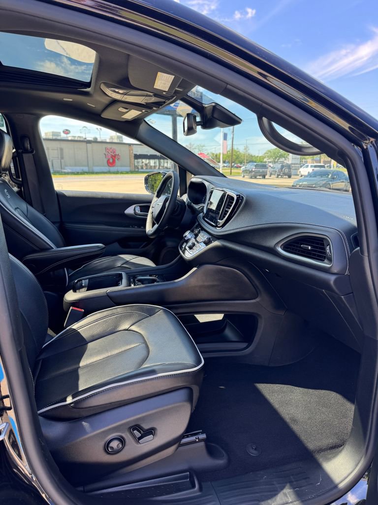 Used 2025 Chrysler Pacifica Limited image 12