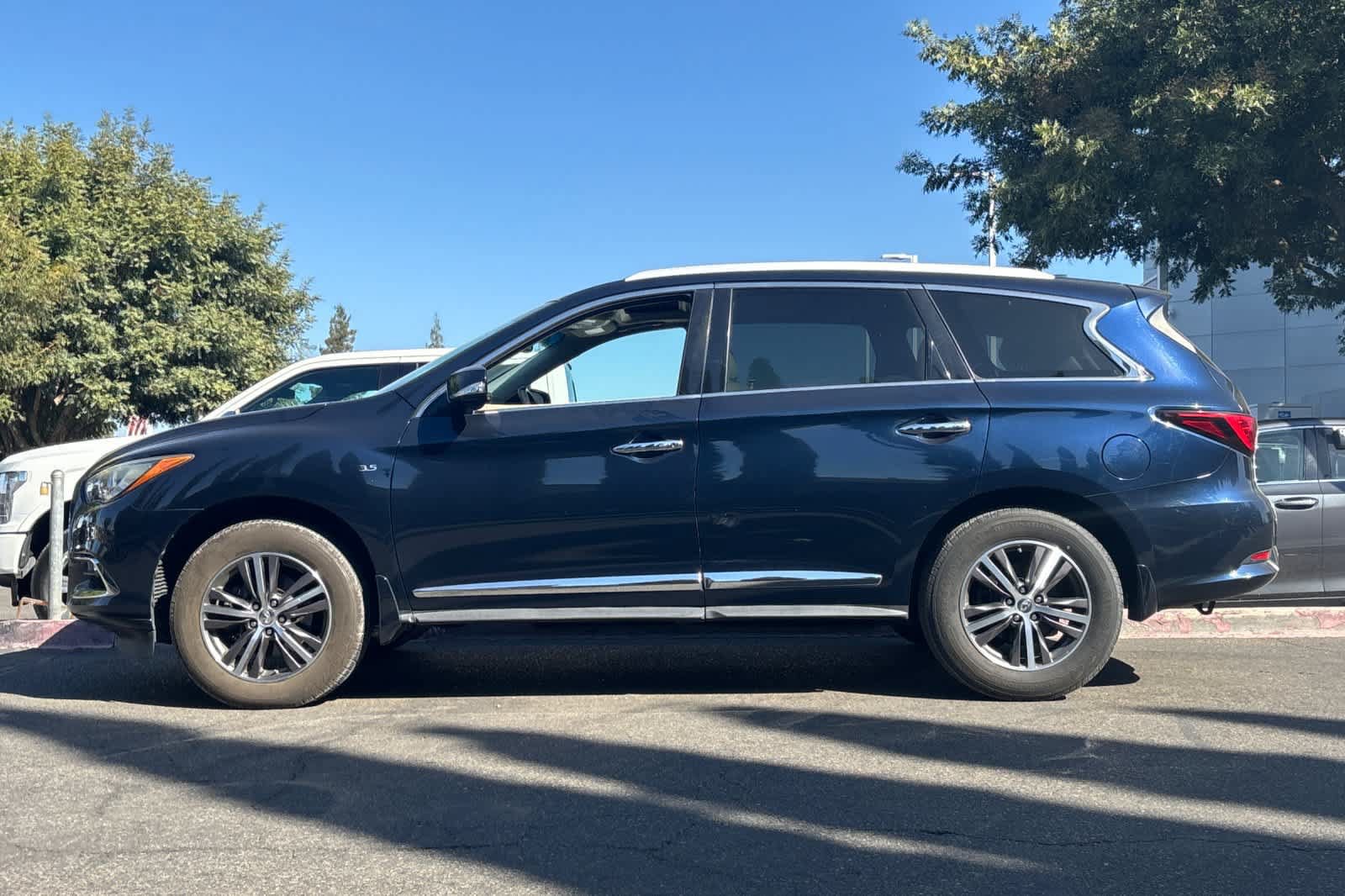 Used 2017 INFINITI QX60 Luxe w/ Premium Plus Package AWD/4WD image 6