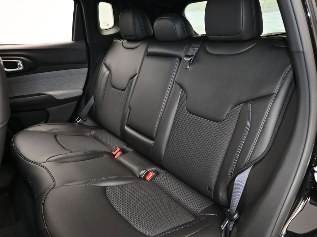 Used 2025 Jeep Compass Latitude image 27