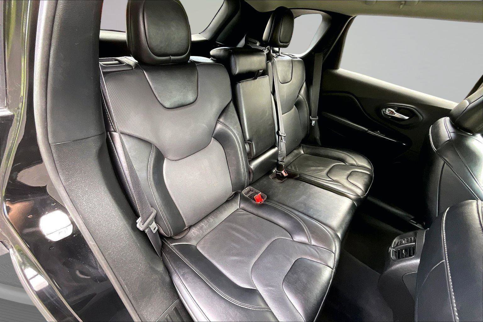 Used 2023 Jeep Cherokee Altitude Lux AWD/4WD image 25