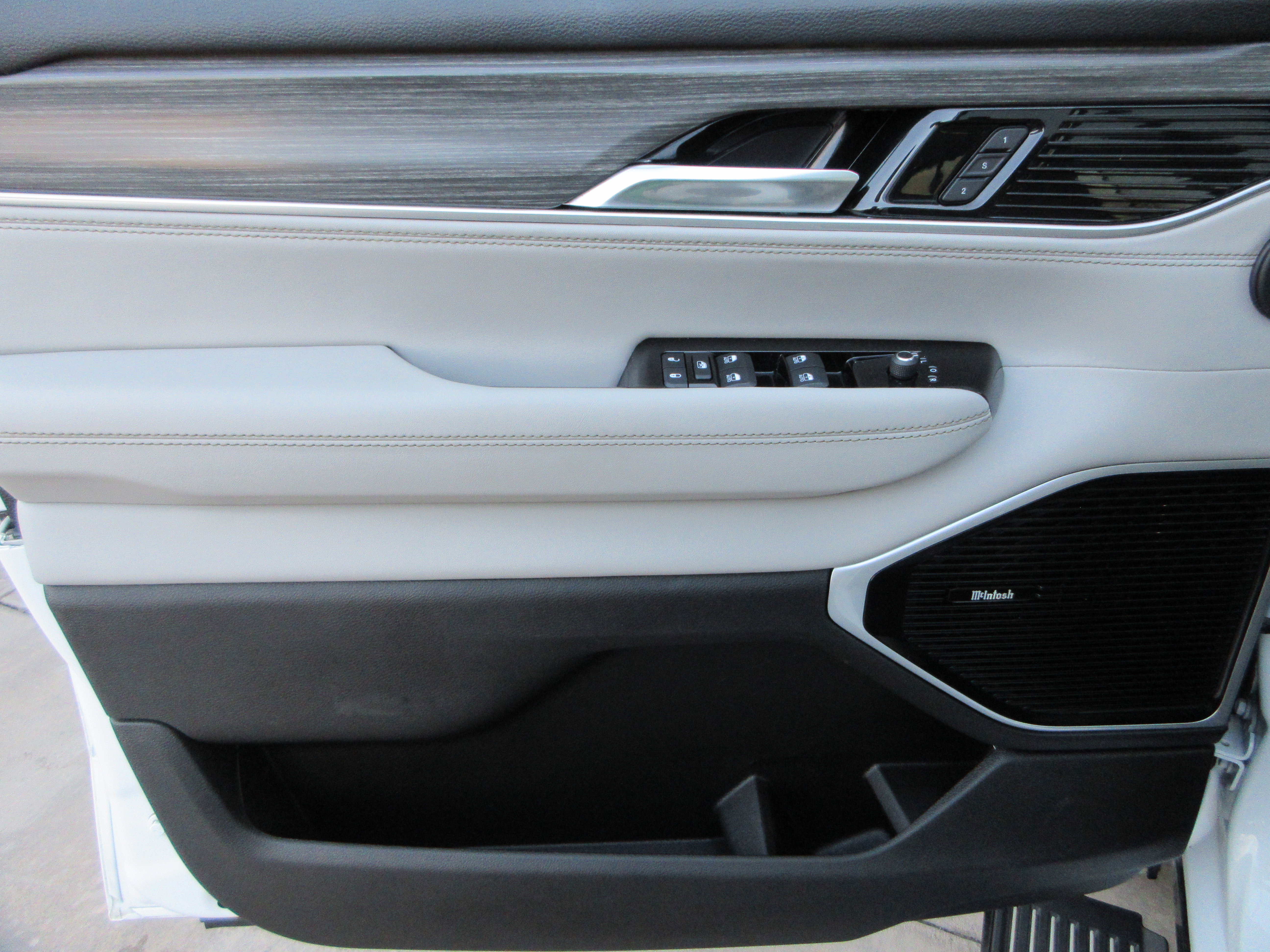 Used 2023 Jeep Wagoneer L Series III w/ Premium Group I image 32