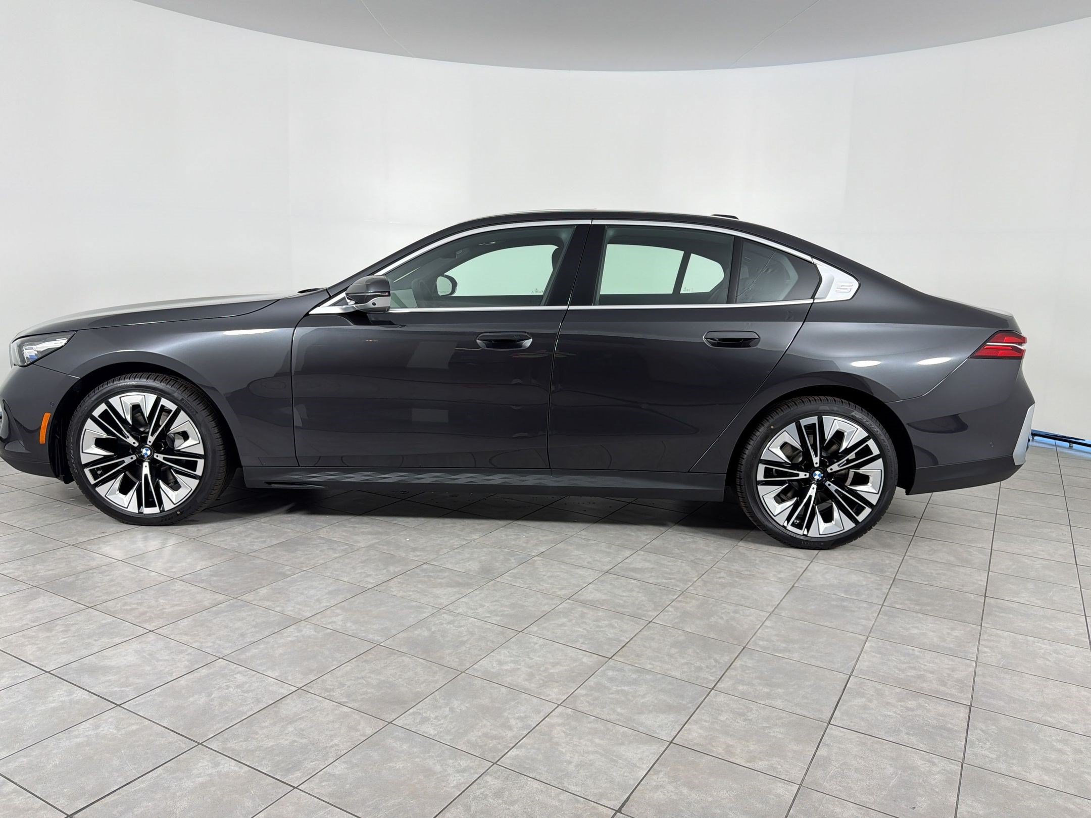 New 2026 BMW 530i RWD image 2