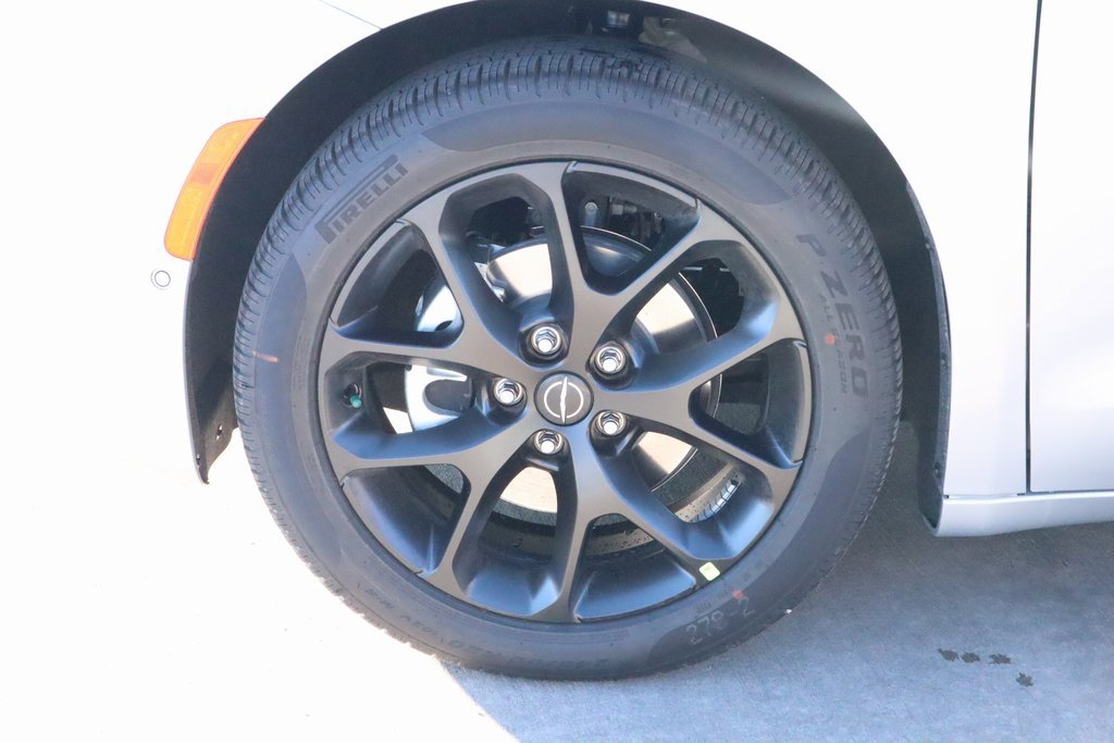 New 2026 Chrysler Pacifica Limited w/ Uconnect Theater Family Group image 21