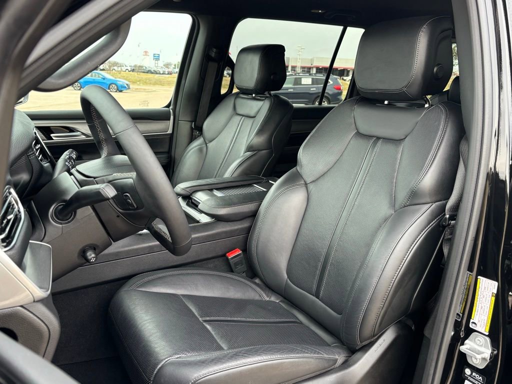 Used 2025 Jeep Wagoneer Series II w/ 8-Passenger Seating Package image 14