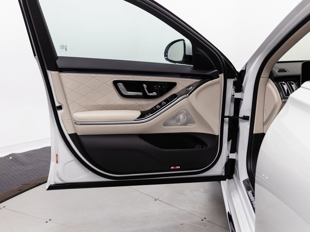 Used 2025 Mercedes-Benz S 580e 4MATIC Sedan image 5