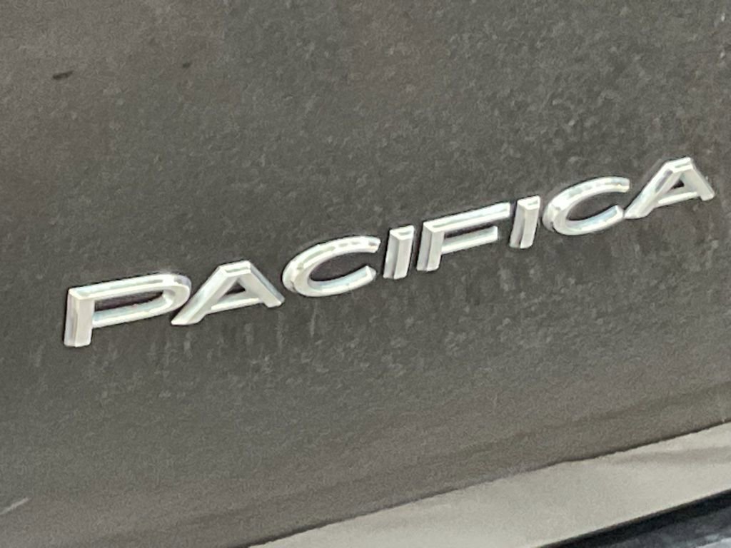 Used 2018 Chrysler Pacifica Limited w/ Tire & Wheel Group image 23