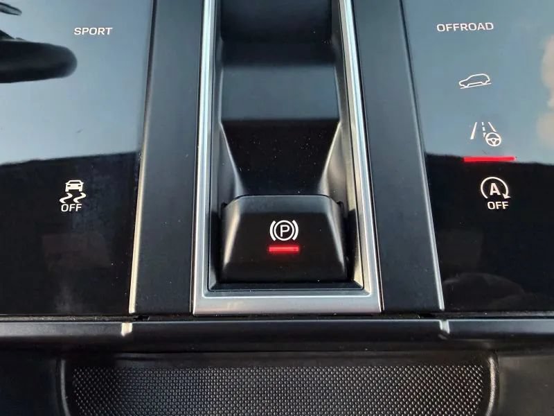 Used 2023 Porsche Macan AWD/4WD image 36