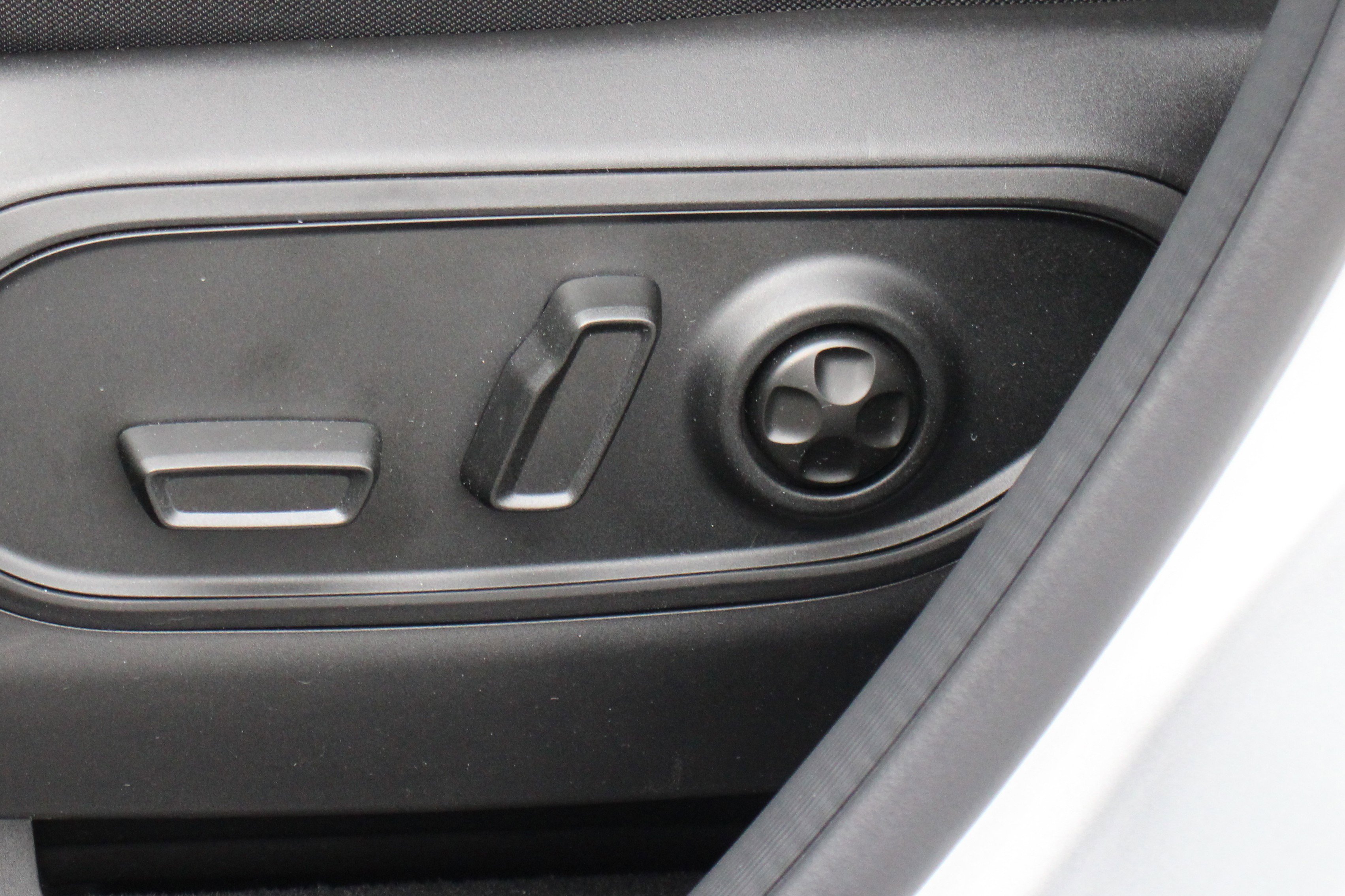 New 2025 Jeep Grand Cherokee Laredo X w/ Luxury Tech Group I image 4