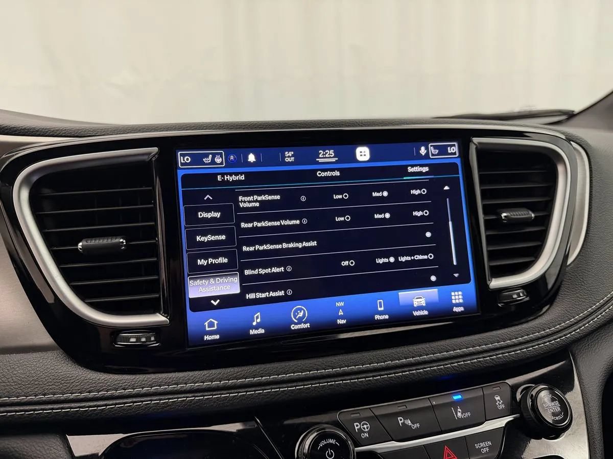 Used 2021 Chrysler Pacifica Limited w/ Uconnect Theater Family Group FWD image 17