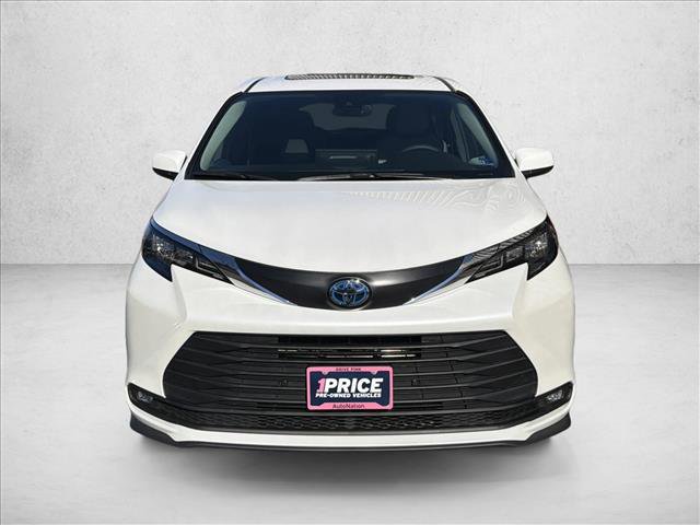 Used 2025 Toyota Sienna XLE image 2
