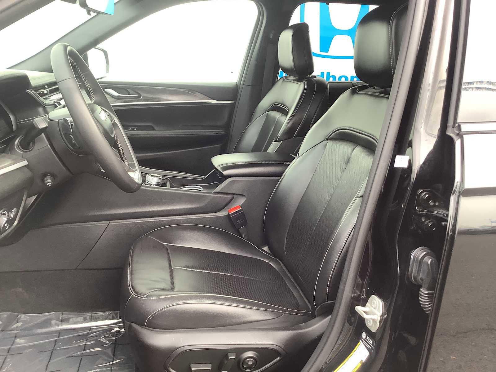 Used 2024 Jeep Grand Cherokee L Limited w/ Luxury Tech Group II image 11