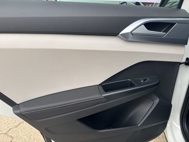 New 2025 Volkswagen Taos SE image 17