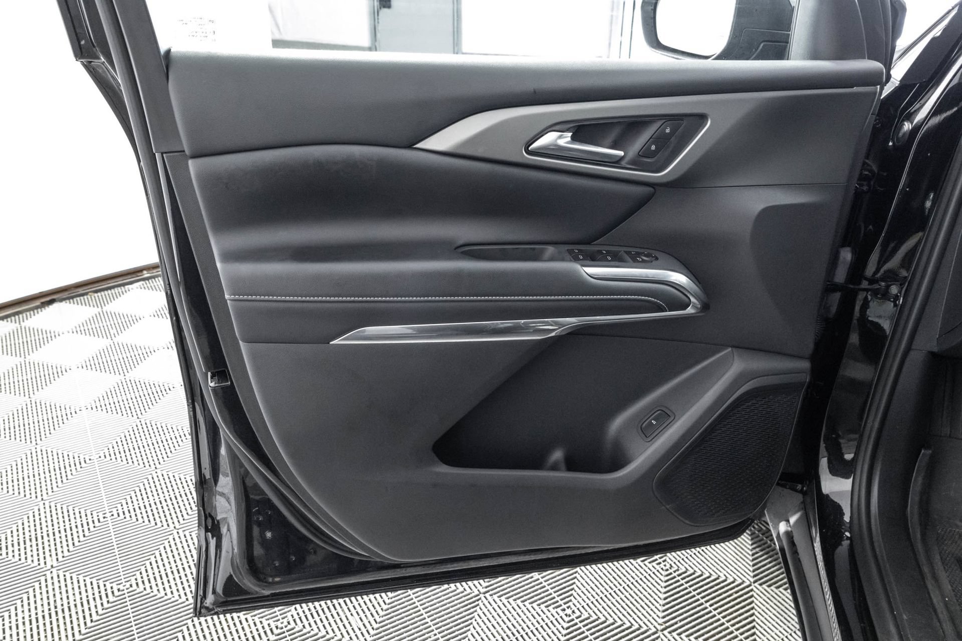 Used 2026 Chevrolet Traverse LT FWD image 32
