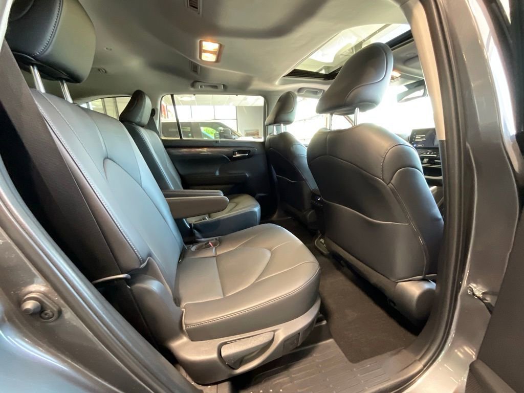 Used 2023 Toyota Highlander Limited AWD/4WD image 19