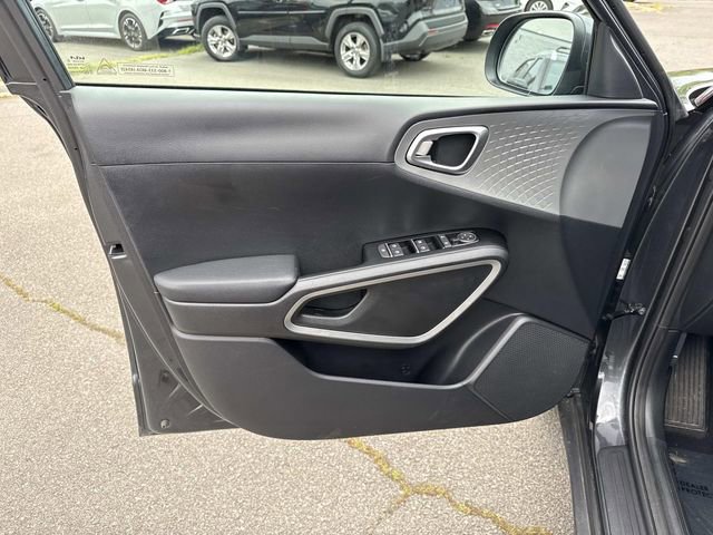 Used 2025 Kia Soul LX w/ LX Technology Package FWD image 13