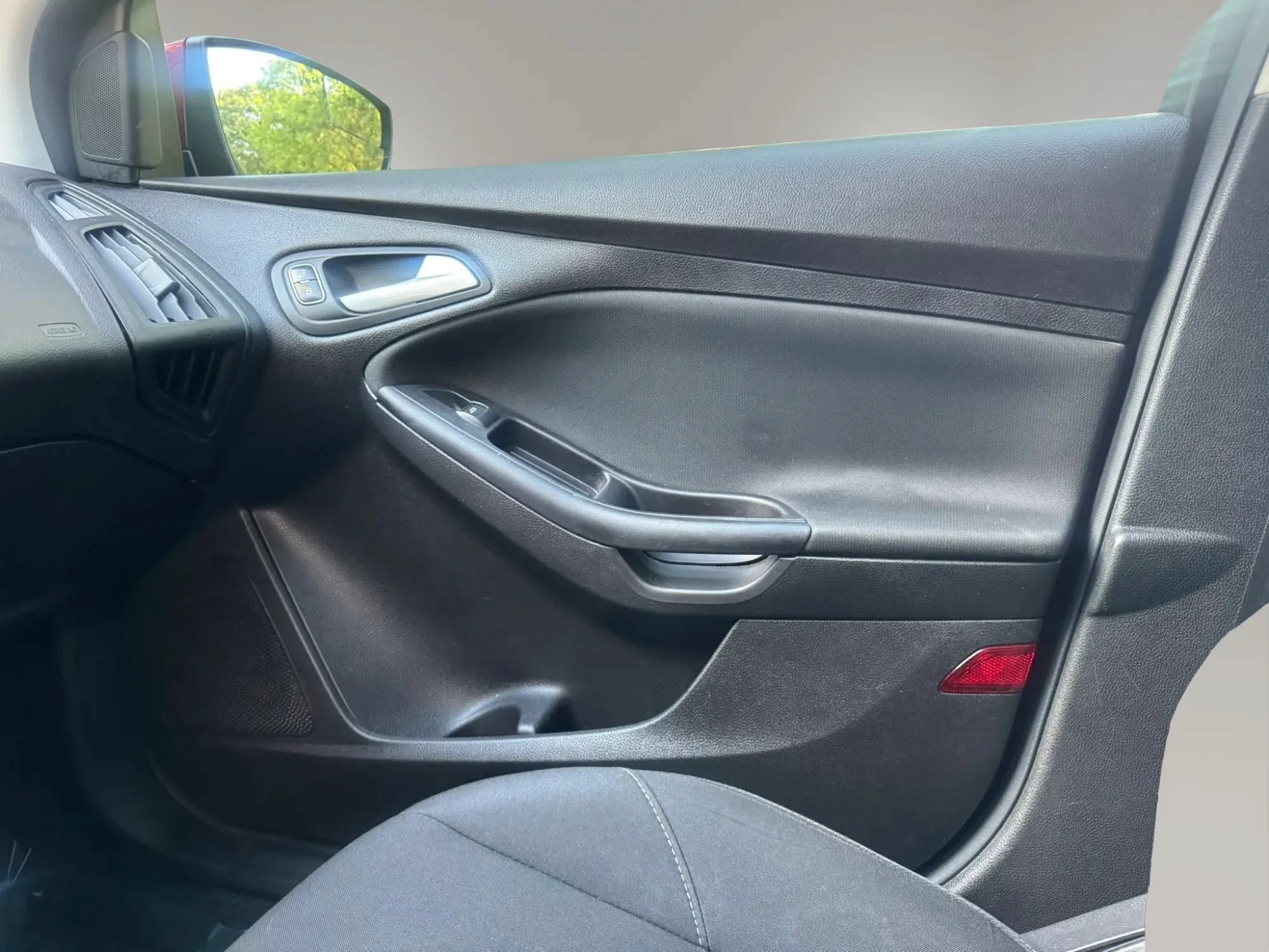 Used 2017 Ford Focus SE FWD image 9