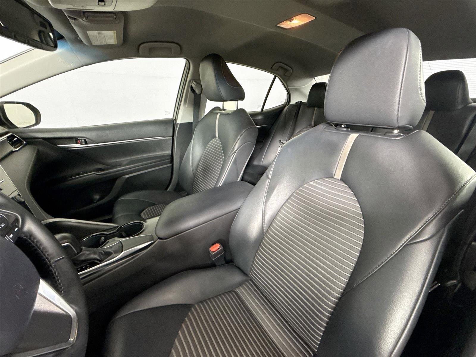 Used 2018 Toyota Camry SE w/ Convenience Package FWD image 3