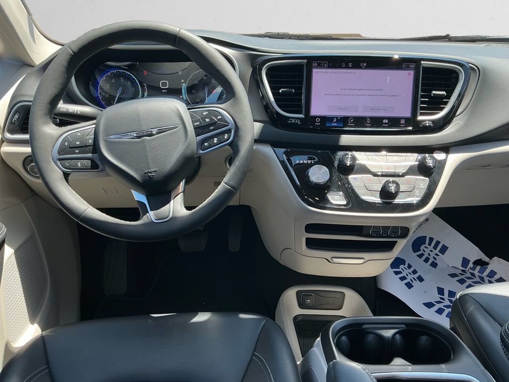 Used 2024 Chrysler Pacifica Touring-L FWD image 10