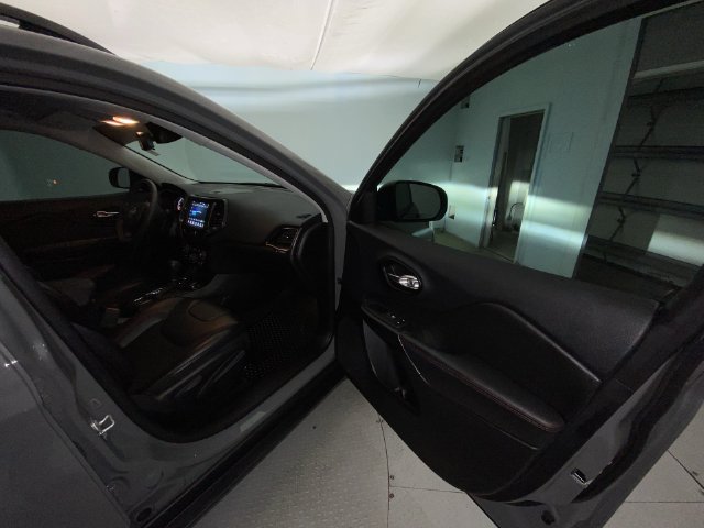 Used 2022 Jeep Cherokee Trailhawk AWD/4WD image 23