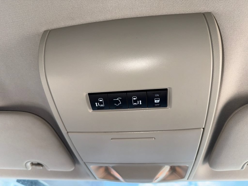 Used 2016 Dodge Grand Caravan SXT w/ Rear Park Assist Package FWD image 19