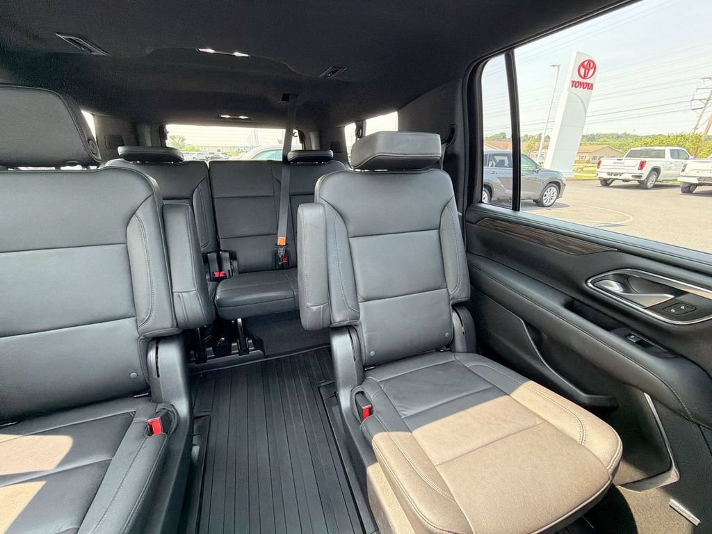 Used 2022 Chevrolet Suburban LT w/ Luxury Package AWD/4WD image 14
