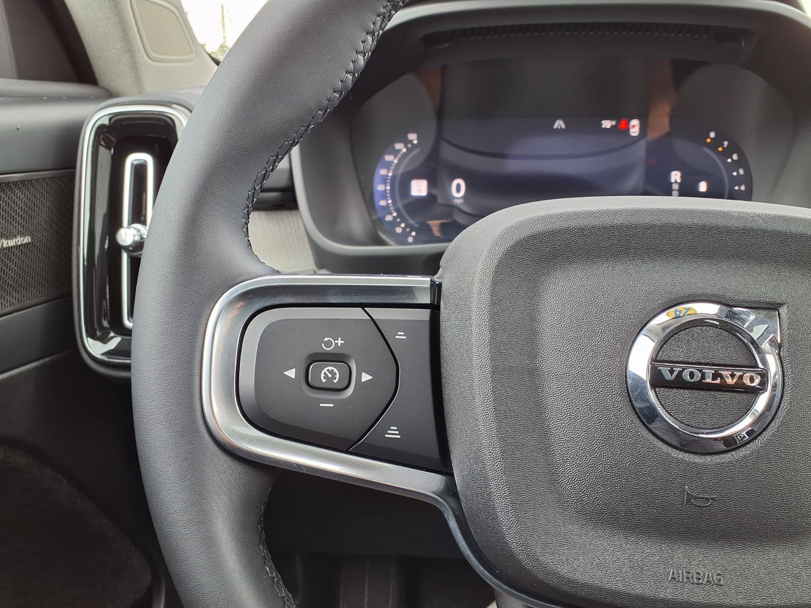 Certified 2025 Volvo XC40 B5 Ultra AWD/4WD image 30