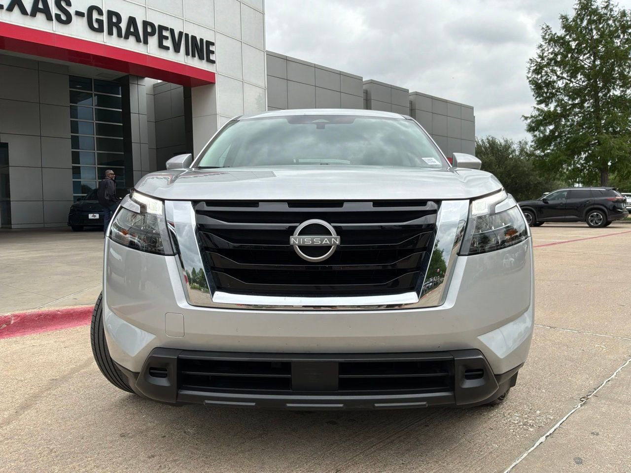 Used 2025 Nissan Pathfinder SV FWD image 3
