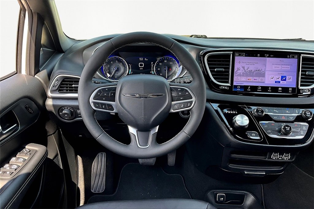 Used 2025 Chrysler Pacifica Select image 5