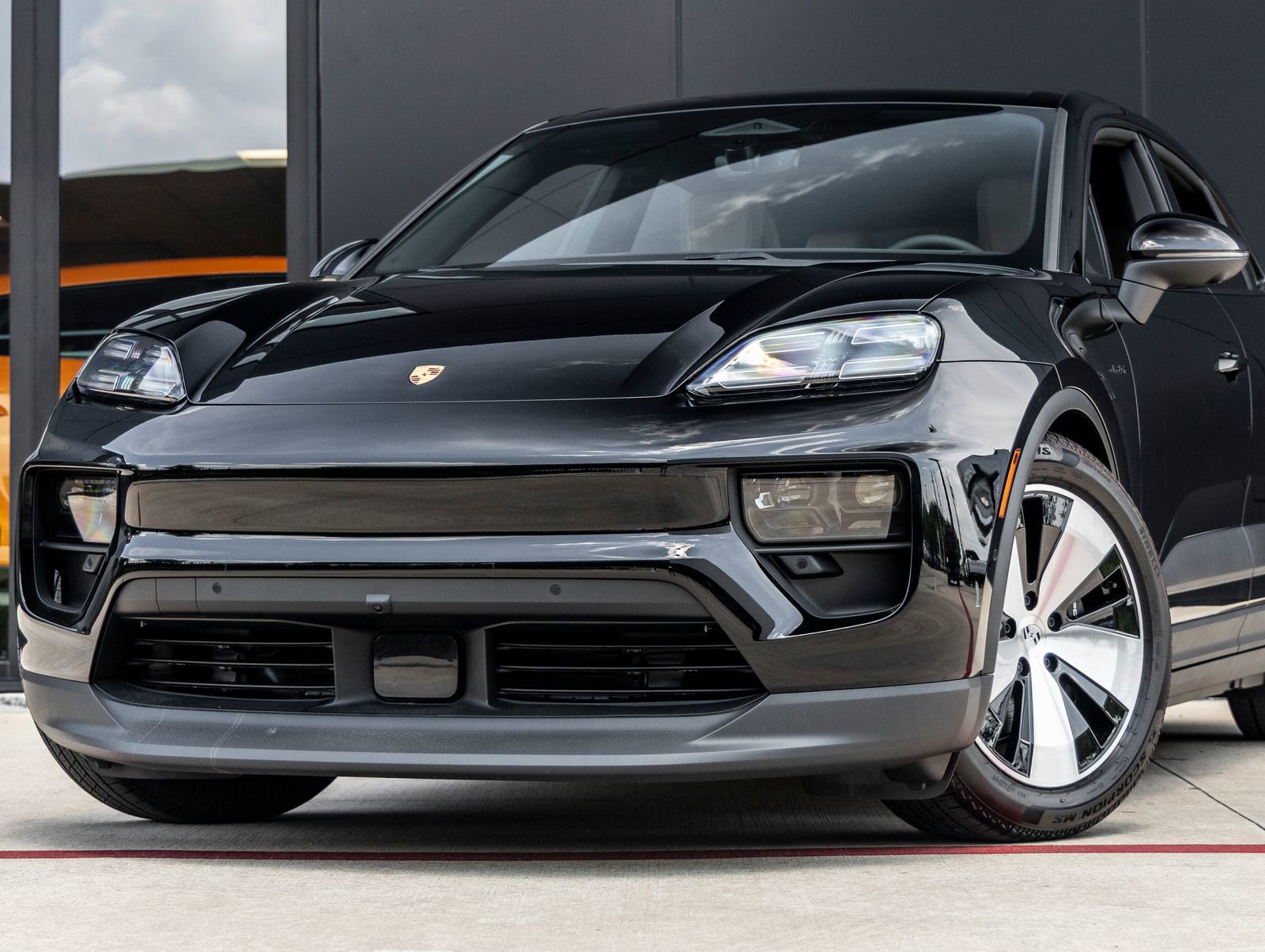 Certified 2025 Porsche Macan 4 Electric image 7