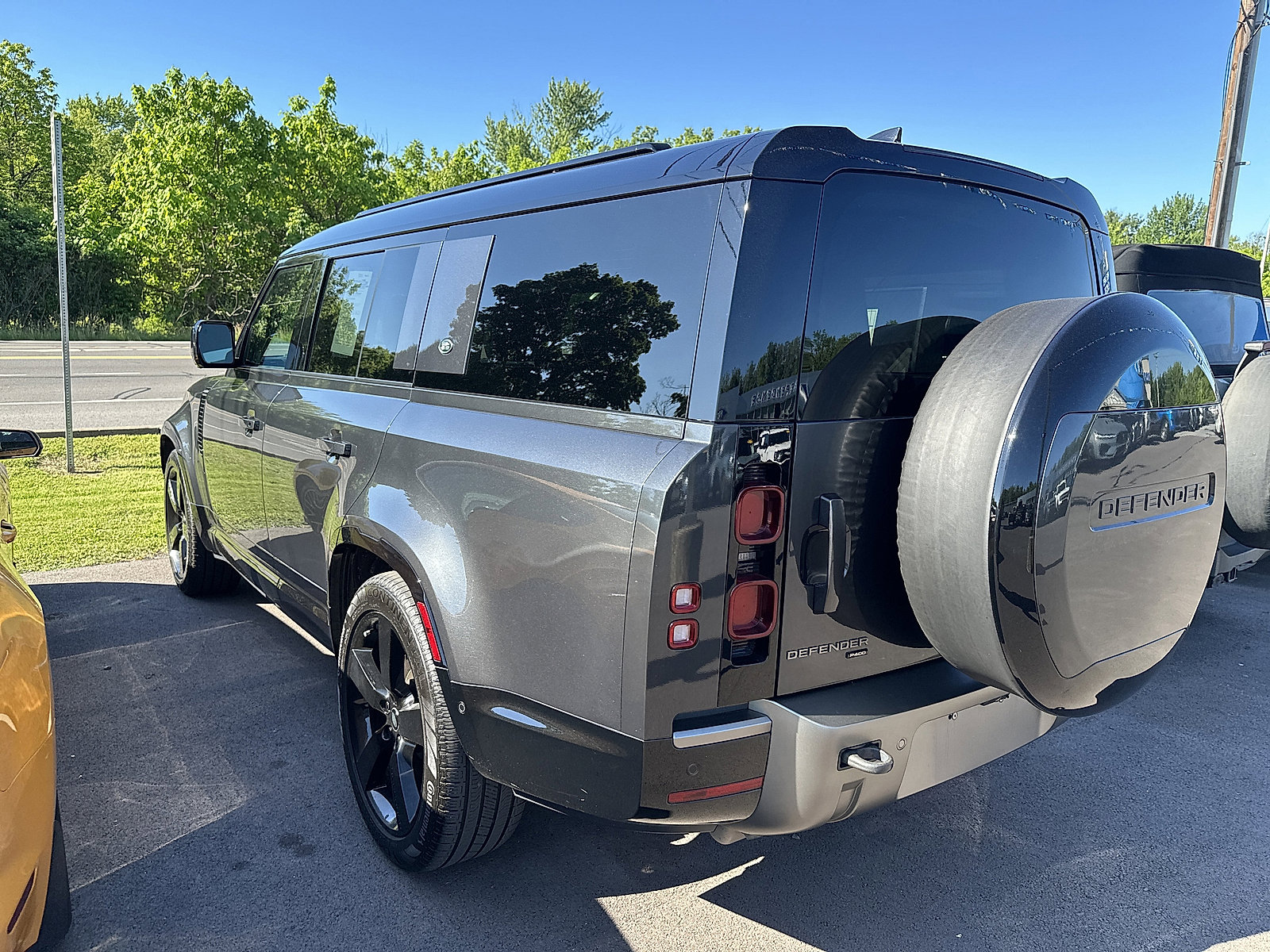 Used 2023 Land Rover Defender 130 X-Dynamic SE AWD/4WD image 4