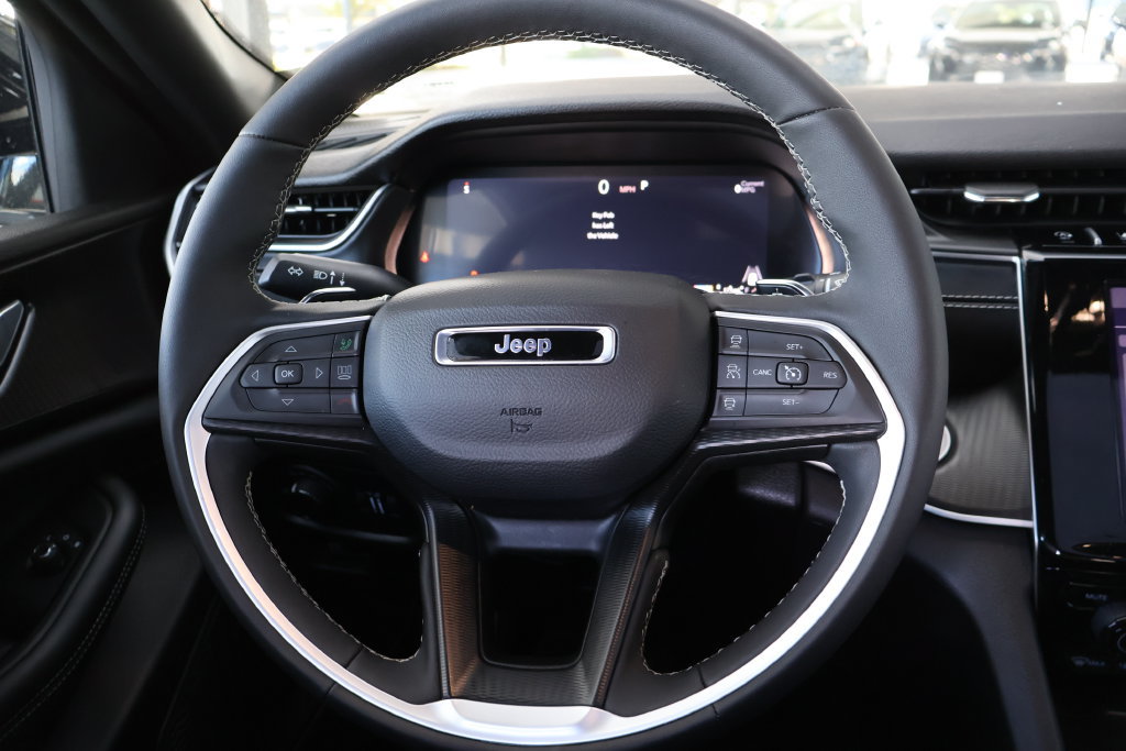 Used 2025 Jeep Grand Cherokee Altitude AWD/4WD image 28
