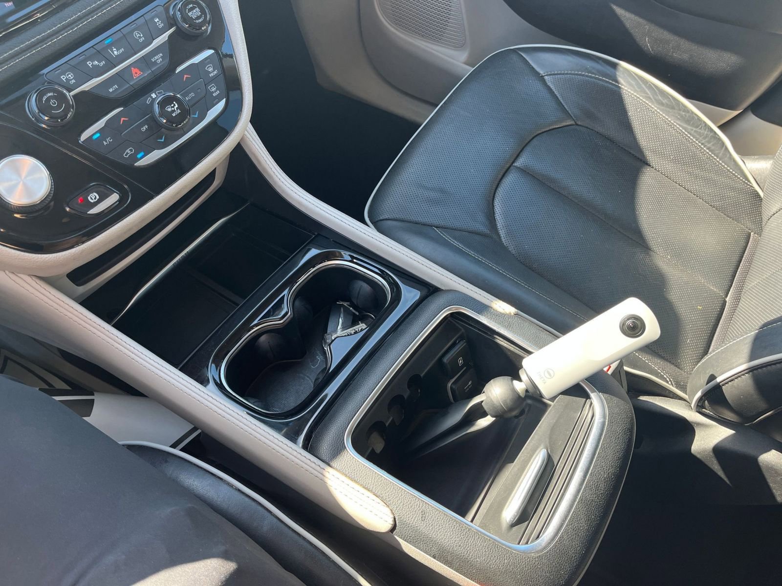Used 2022 Chrysler Pacifica Limited FWD image 36