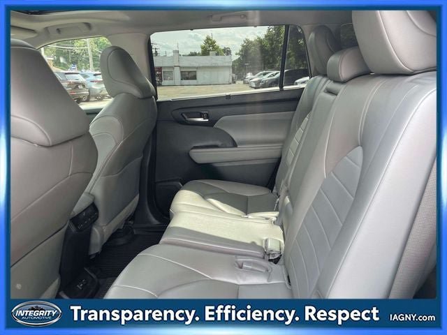 Used 2023 Toyota Highlander XLE AWD/4WD image 14