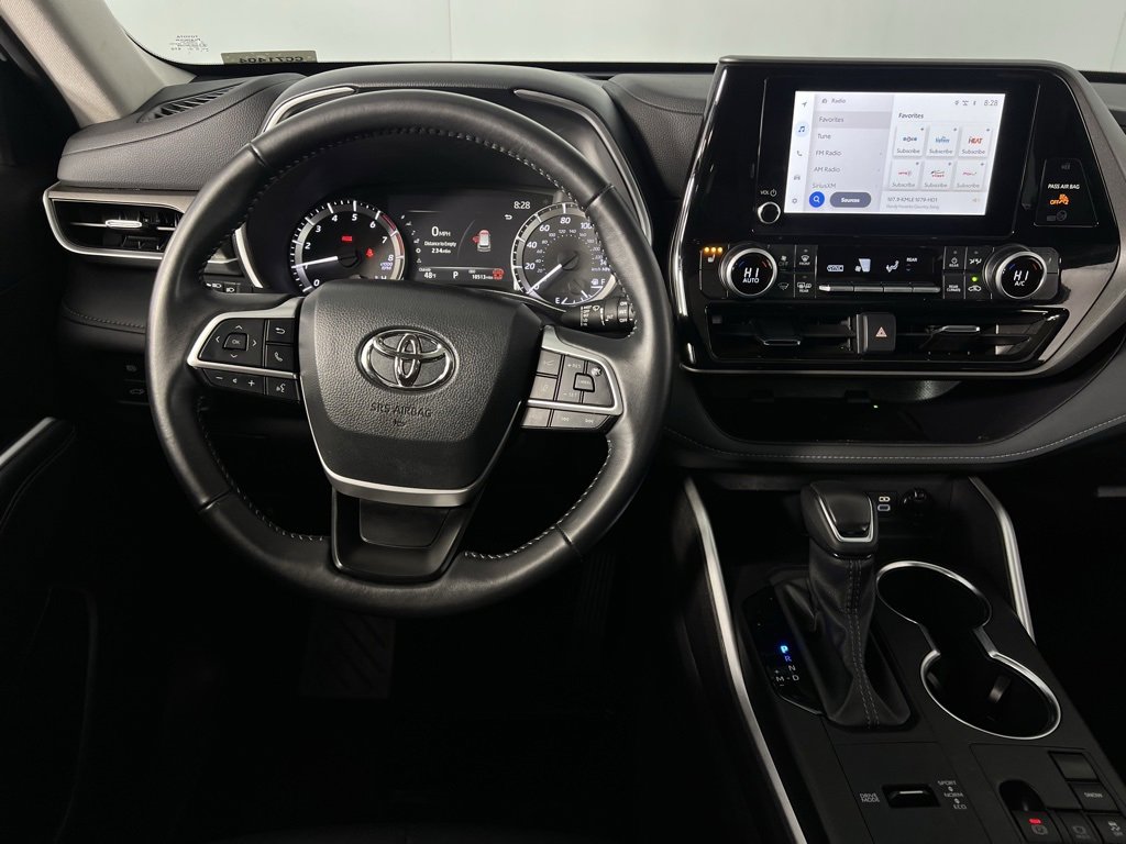 Used 2025 Toyota Highlander XLE image 12