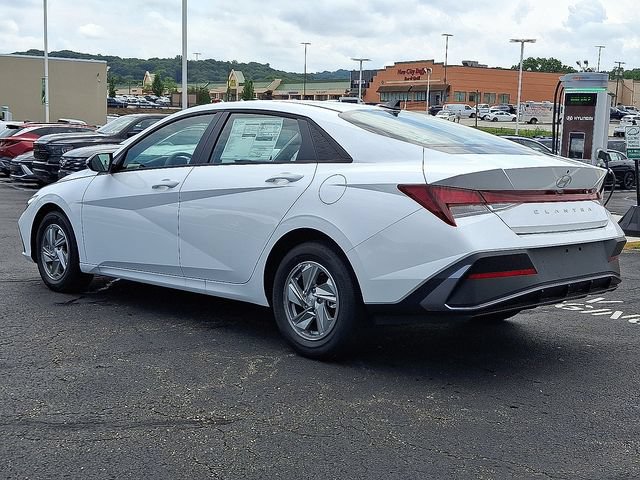 New 2026 Hyundai Elantra SE FWD image 3
