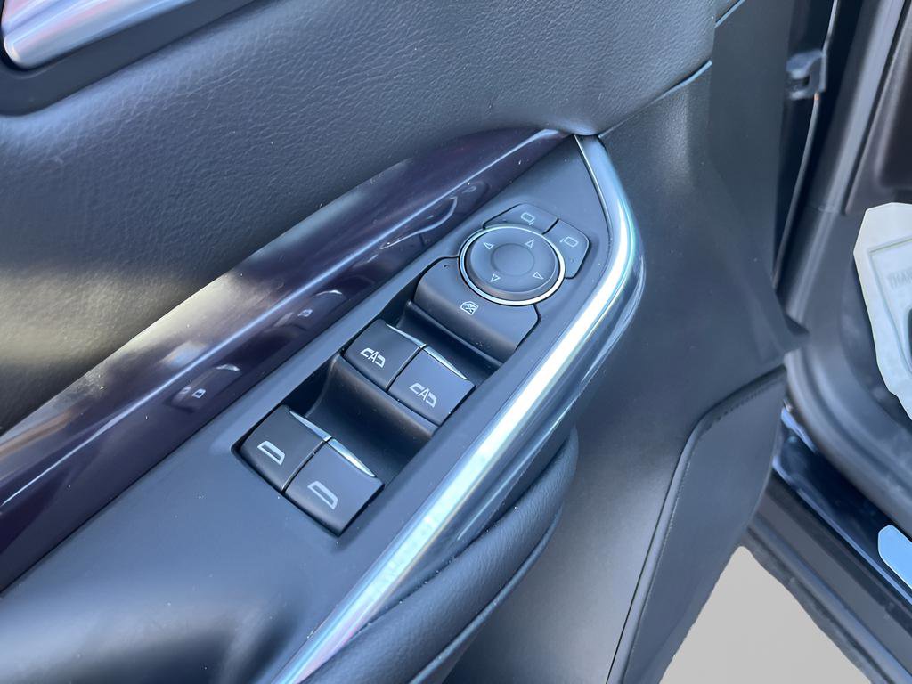 Used 2023 Cadillac XT4 Luxury w/ Cold Weather Package image 19