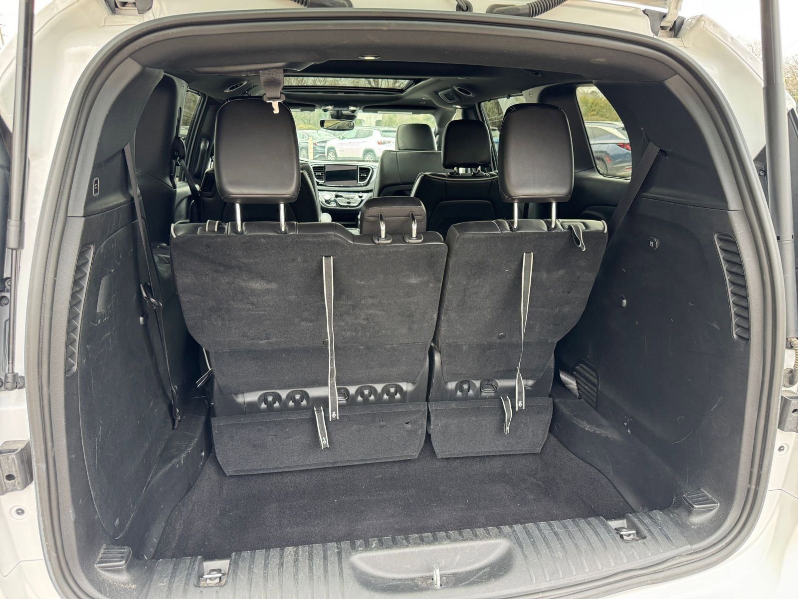 Used 2025 Chrysler Pacifica Limited image 30