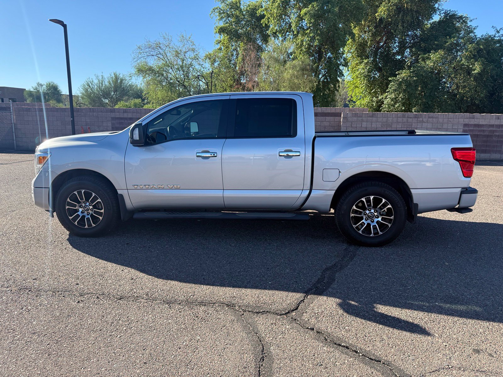 Used 2020 Nissan Titan SV w/ SV Convenience Package RWD image 8