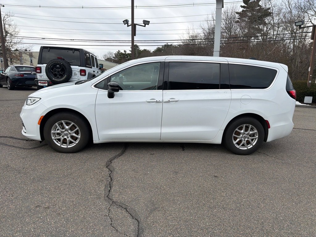 Used 2024 Chrysler Pacifica Touring-L image 6